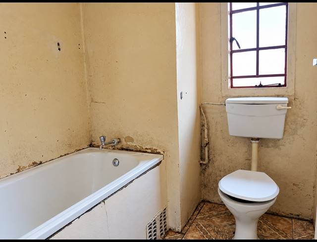 2 BEDROOM HOUSE FOR SALE IN SEBOKENG ZONE 12